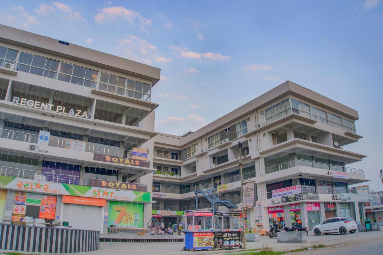 سورات Oyo 75173 Hotel Regency المظهر الخارجي الصورة