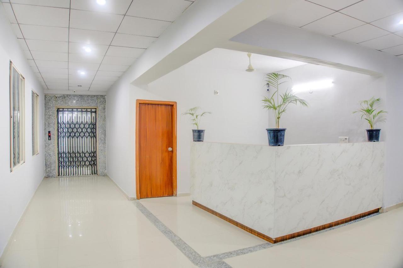 سورات Oyo 75173 Hotel Regency المظهر الخارجي الصورة